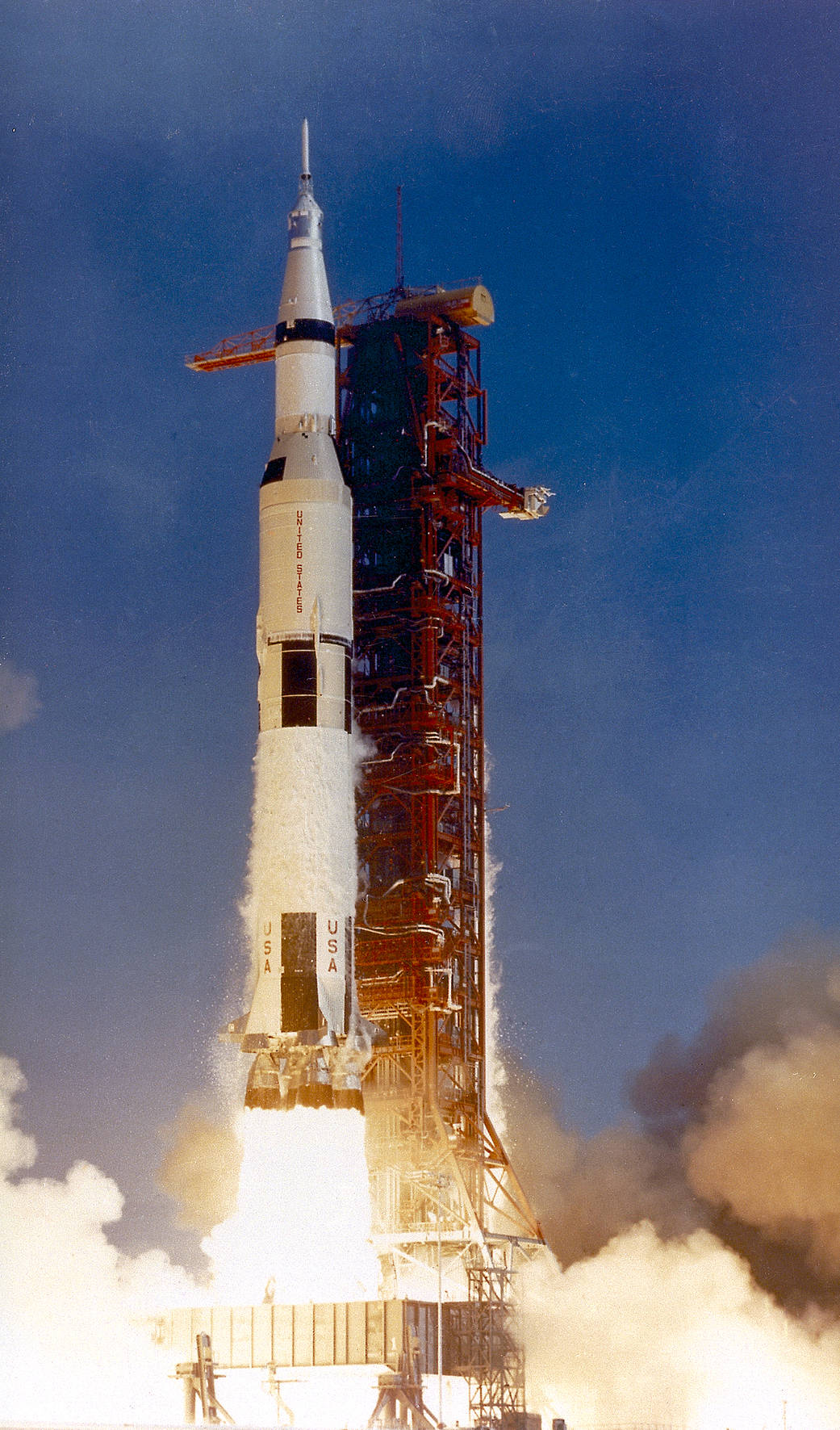 Die Saturn V der Apollo-11-Mission beim Start am 16. Juli 1969.